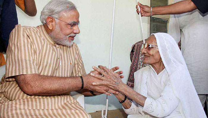 एक दिवसीय गुजरात दौरे पर अपनी “मां” से मिलने पहुंचे प्रधानमंत्री नरेंद्र मोदी