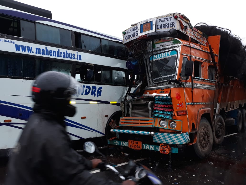 NH-30 पर जुगनी-बोरगांव के समीप बस-ट्रक आपस में भिड़े, बस में सवार लगभग 30 यात्री घायल
