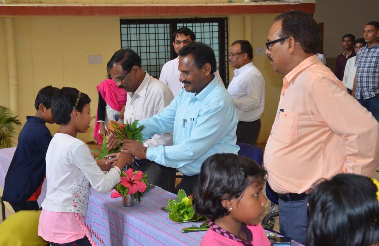 कमिश्नर अचानक पहुँचे नारायणपुर कन्या-स्कूल, बच्चियों से पूछे गणित-अंग्रेजी के सवाल, बच्चियों के लिए खेल सामग्रियाँ करायी उपलब्ध