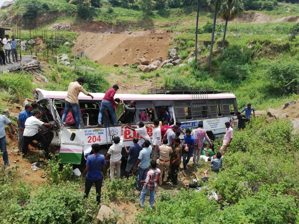 तेलंगाना बस हादसे में अब तक 52 लोगों की मौत, बस में 78 यात्री थे सवार, घायलों की हालत नाज़ुक