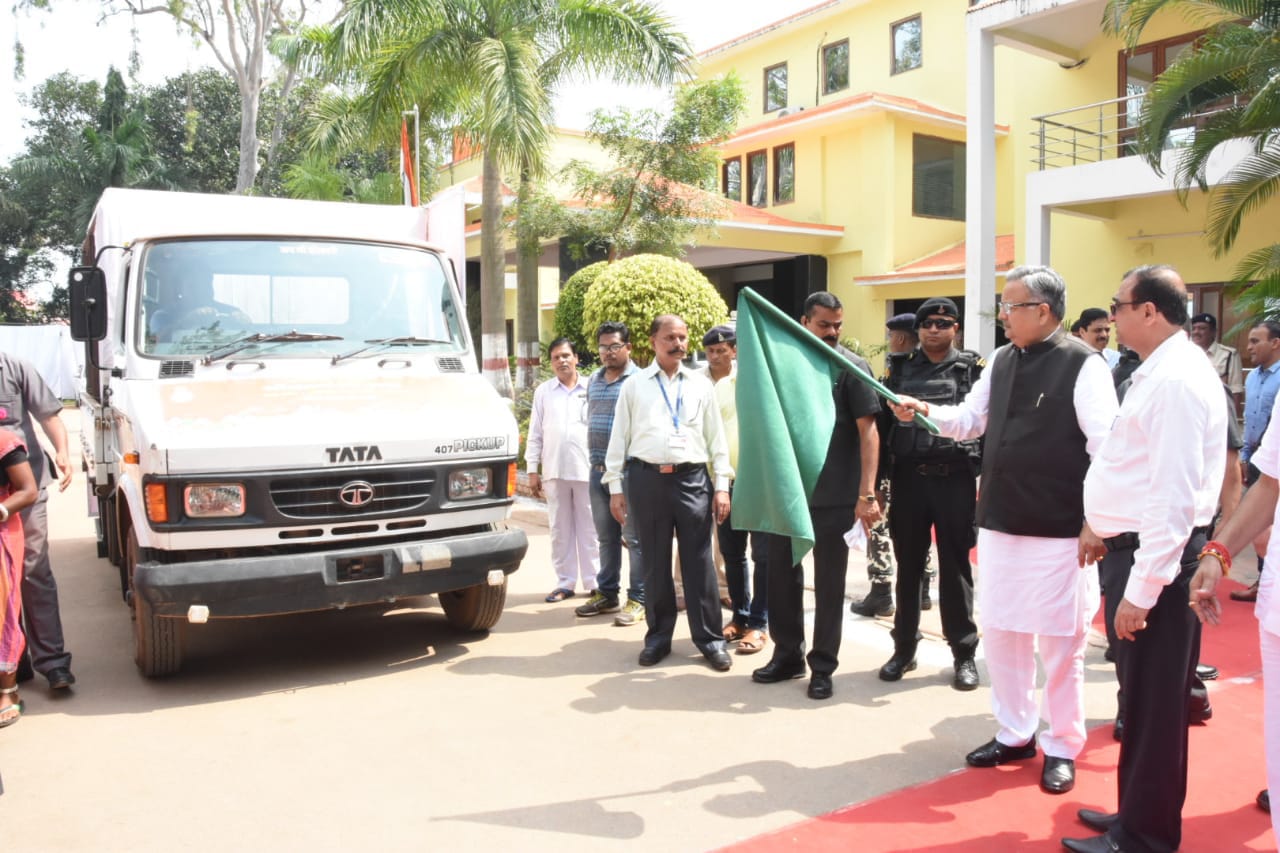 ‘विद्युत-विभाग’ के जागरुकता-वाहन को मुख्यमंत्री डाॅ. रमन सिंह ने हरी झंडी दिखाकर किया रवाना