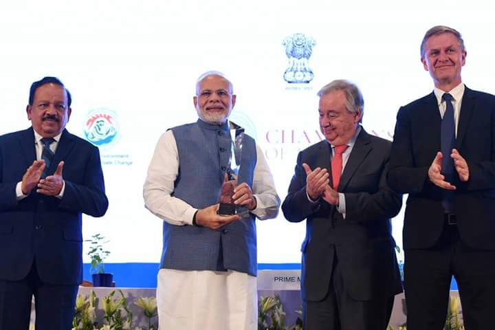 भारत के प्रधानमंत्री ‘नरेंद्र मोदी’ को पर्यावरण के क्षेत्र में महत्‍वपूर्ण योगदान के लिए मिला ‘चैंपियंस ऑफ द अर्थ’ अवॉर्ड, संयुक्त-राष्ट्र के महासचिव ने अवॉर्ड प्रदान कर किया सम्‍मानित