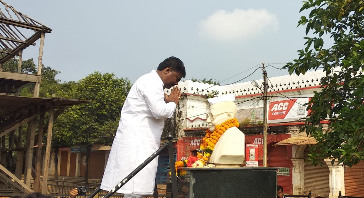 आदिम जाति मंत्री ने गांधी जयंती के दौरान गांधी जी की प्रतिमा पर माल्यार्पण कर ‘स्वच्छता ही सेवा’ कार्यक्रम का किया समापन, स्वच्छता-कर्मियों का किया सम्मान व स्वच्छता की शपथ दिलाकर, स्वच्छता हेतु जागरूक करने लोगों से किया आग्रह