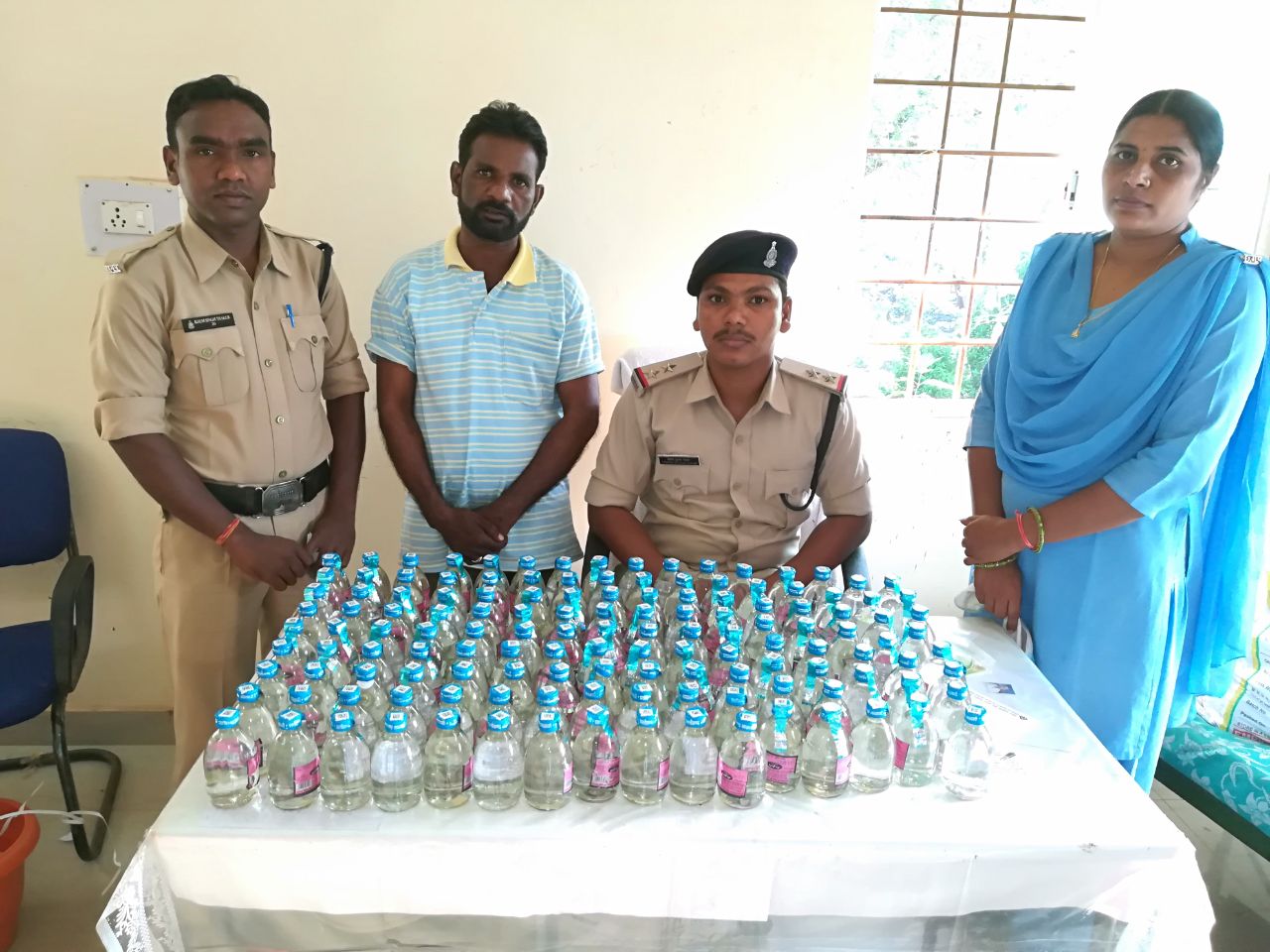 अवैध शराब बिक्री करते आरोपी गिरफ्तार, 160 बोतल देशी प्लेन शराब समेत नगद राशि जब्त, गांधी जयंती के दौरान अधिक लाभार्जन हेतु अवैध रुप से बेची जा रही थी शराब