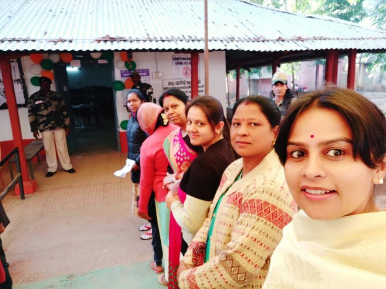 पहली बार मतदान करने व मतदान के महत्व को दर्शाती युवती मुंबई से वोट करने पहुँची जशपुर