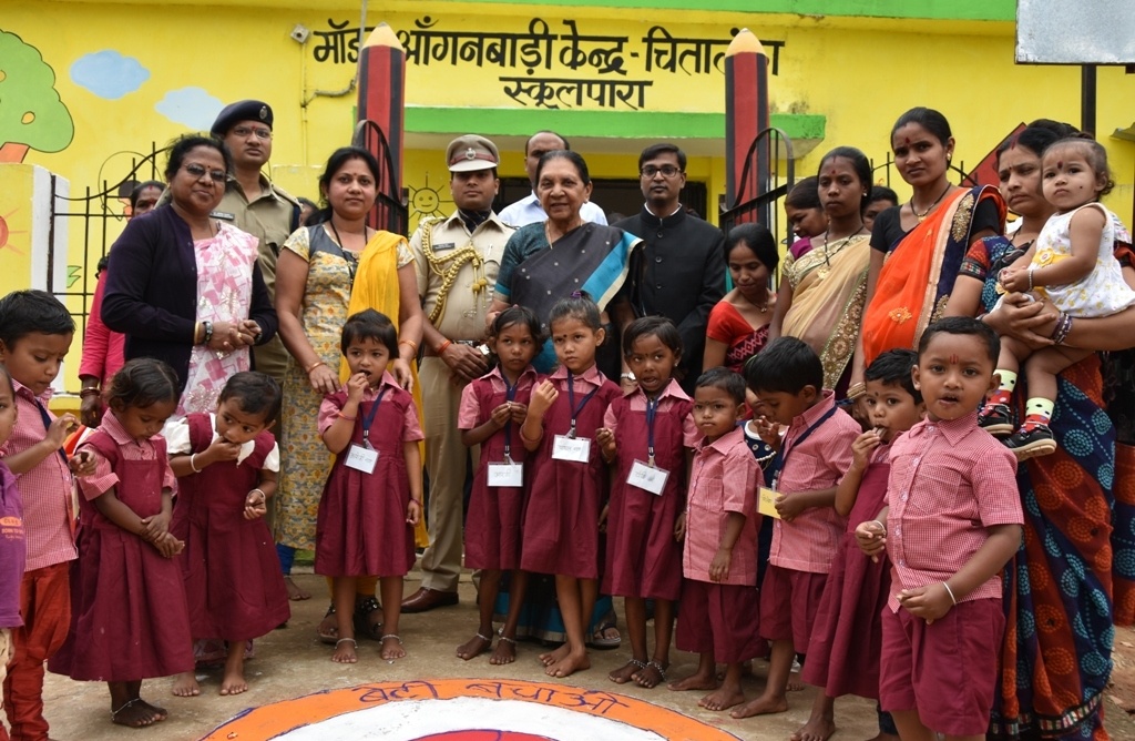 राज्यपाल ने मॉडल आंगनबाड़ी केन्द्र चितालंका का किया अवलोकन,  आंगनबाड़ी केन्द्र के नौनिहालों ने राज्यपाल को सुनायी कविता