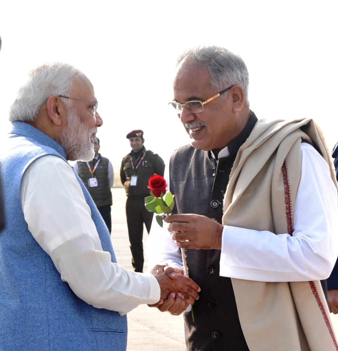 प्रधानमंत्री मोदी ने मुख्यमंत्री बघेल को दी बधाई, प्रधानमंत्री का विमानतल पर हुआ आत्मीय स्वागत