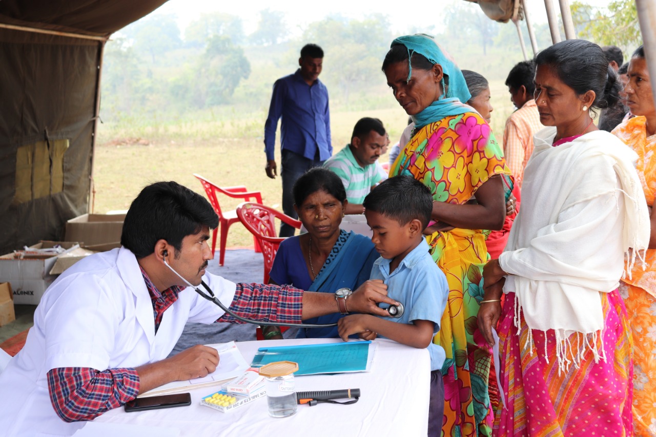 नेरली गांव में सीआरपीएफ ने ग्रामीणों के लिए स्वास्थ्य कैम्प लगाकर निःशुल्क दवाईयां बांटी