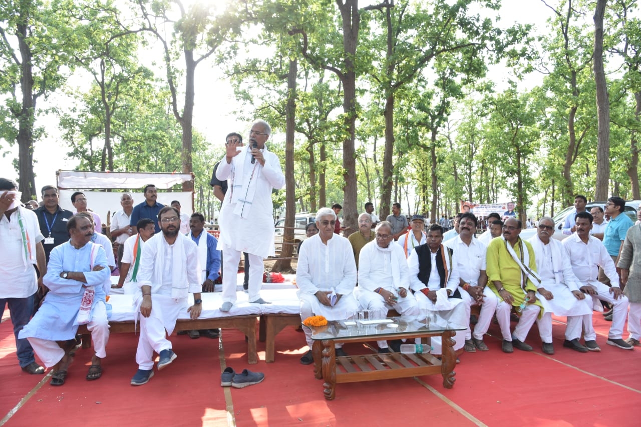 मुख्यमंत्री ने भोंड में आदर्श गोठान का किया निरीक्षण, चौपाल में ग्रामीणों से लिए सुझाव, “नरवा, गरूवा, घुरवा और बाड़ी” से सशक्त होगा छत्तीसगढ़ – बघेल