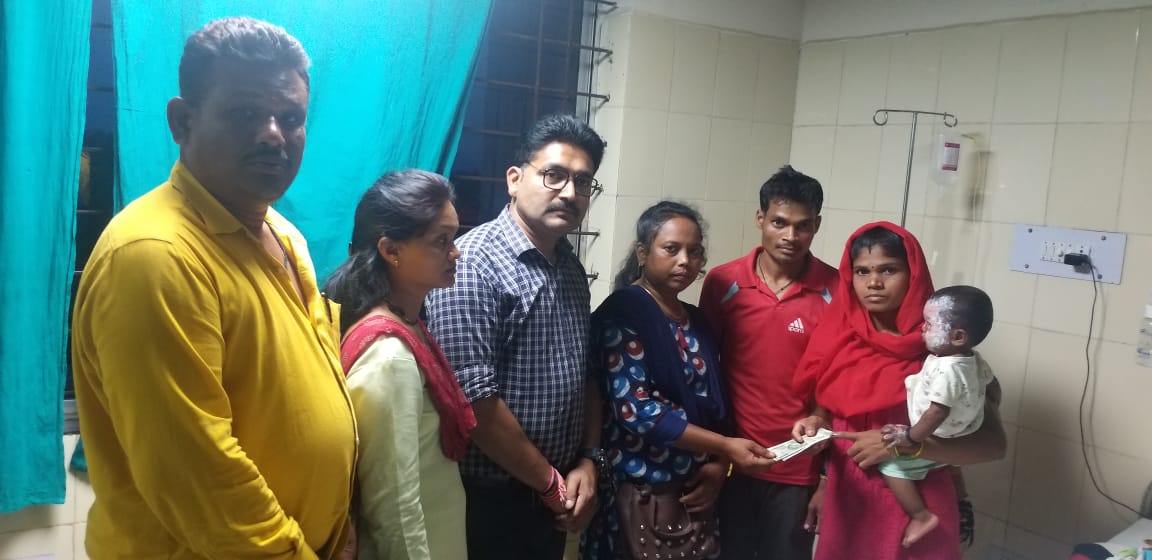बिंदिया के इलाज के लिए भाजपा पार्षदों ने बढ़ाए हाथ, मेडिकल कॉलेज पहुँचकर बच्ची की स्थिति व इलाज की ली जानकारी