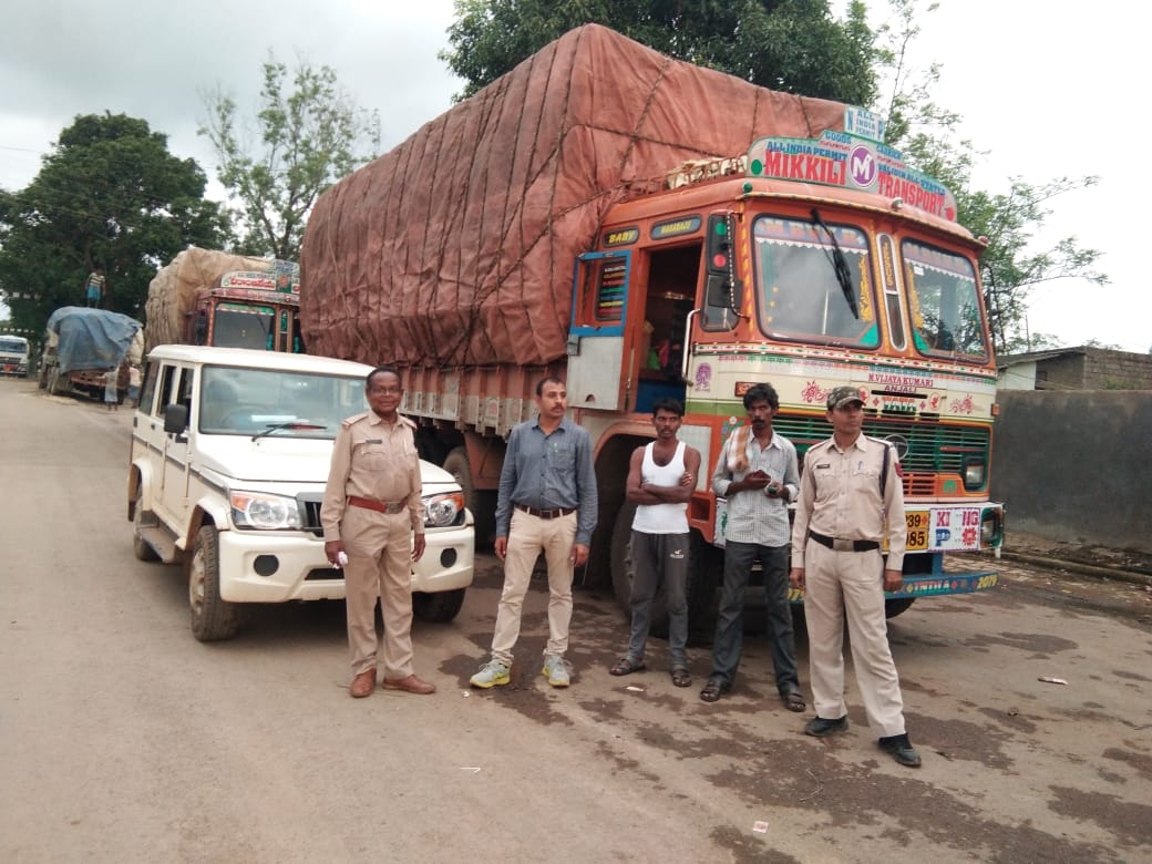 सड़क किनारे खड़े ट्रकों पर तीसरे दिन लगातार कार्यवाही रही जारी, अब तक 36 ट्रकों पर 74 हजार 300 रुपए जुर्माना