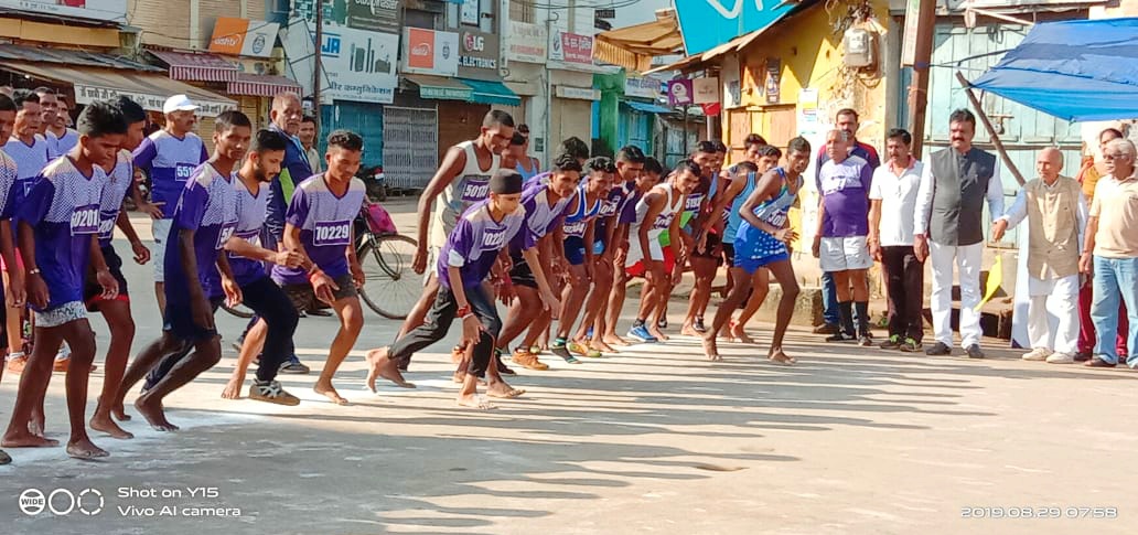 ‘राष्ट्रीय खेल दिवस’ पर हुआ मैराथन दौड़ का आयोजन, प्रतिभागियों को मैडल पहनाकर विधायक ने किया सम्मान