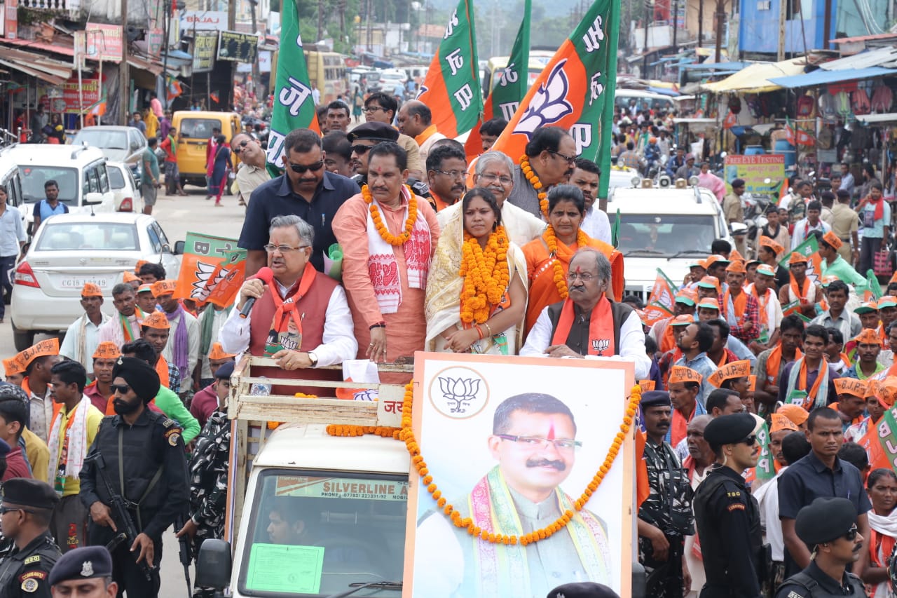 भाजपा प्रत्याशी ‘ओजस्वी मंडावी’ ने किया नामांकन दाखिल, दंतेवाड़ा की जनता निडर व जागरूक महिला के रूप में ओजस्वी को अपना विधायक चुनेगी – डॉ. रमन