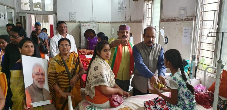 सेवा सप्ताह के अंतर्गत ‘भारतीय जनता पार्टी’ द्वारा किया गया महारानी अस्पताल में मरीजों को फल वितरण