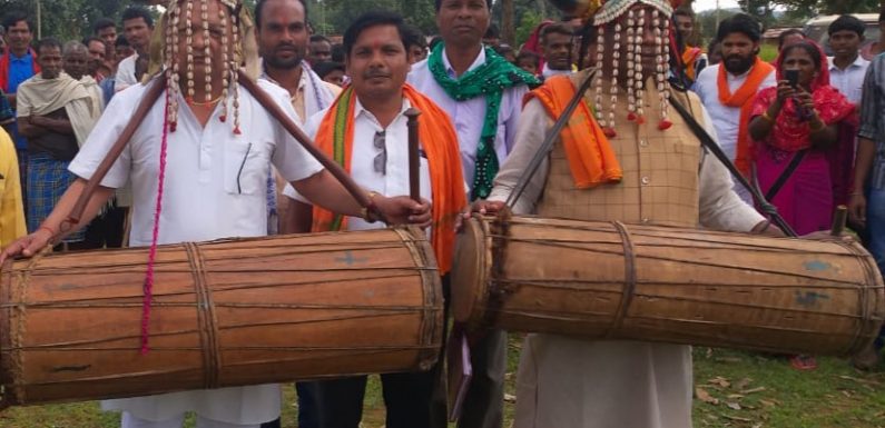 मांदर की थाप पर चुनाव प्रचार : त्यौहार के आनंद-उल्लास में शामिल हो रहे प्रत्याशी, ग्रामीण मतदाताओं के बीच घुलमिल कर रख रहे अपनी बात