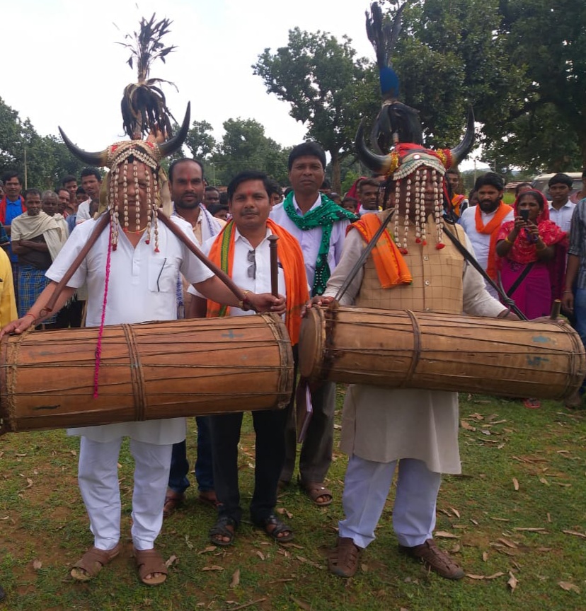 मांदर की थाप पर चुनाव प्रचार : त्यौहार के आनंद-उल्लास में शामिल हो रहे प्रत्याशी, ग्रामीण मतदाताओं के बीच घुलमिल कर रख रहे अपनी बात