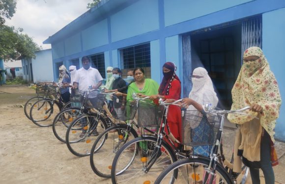 “सरस्वती साइकिल वितरण योजना” के तहत ‘कन्या हायर सेकेंडरी स्कूल बीजापुर’ में बांटी छात्राओं को साइकिल