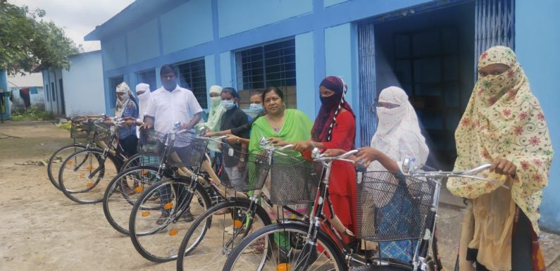“सरस्वती साइकिल वितरण योजना” के तहत ‘कन्या हायर सेकेंडरी स्कूल बीजापुर’ में बांटी छात्राओं को साइकिल