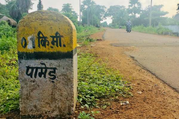 “हर गहरी सुरंग के बाद एक उजाला आता है।” बस 73 साल की इसी उम्मीद का सहारा, बना पामेड़वासियों के घर का उजियारा, जहां की पीढ़ियां नहीं देख सकीं बल्बों की रौशनी, तेलंगाना के सहारे जागी वहां उम्मीद-ए-रौशनी