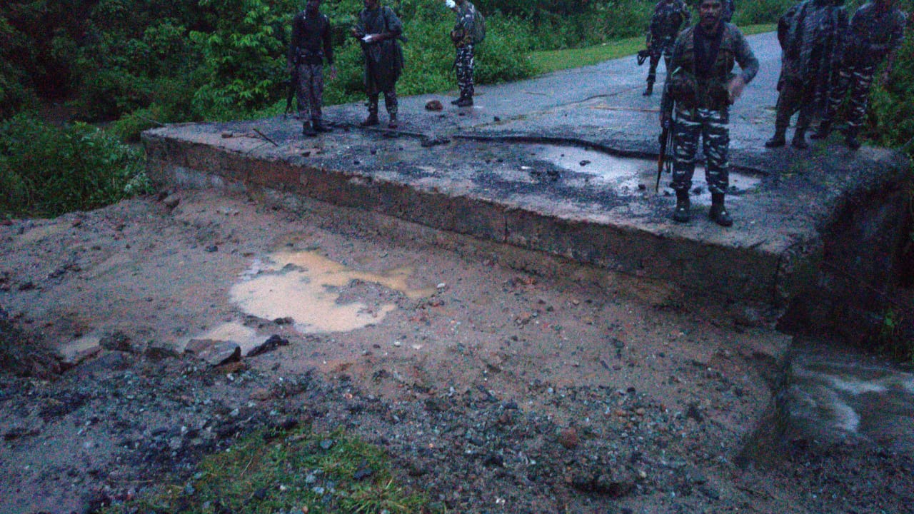 माओवादियों ने खोदकर किया गया मार्ग अवरूद्ध, सुरक्षाबलों ने तत्काल किया आवागमन बहाल