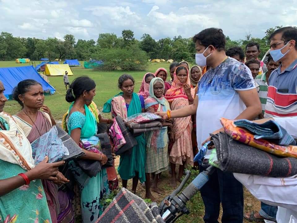 पूर्व मंत्री ‘महेश गागड़ा’ पहुंचे बाढ़-पीड़ितों के बीच, राहत सामग्रियाँ वितरित कर सुनी पीड़ितों की आपबीती