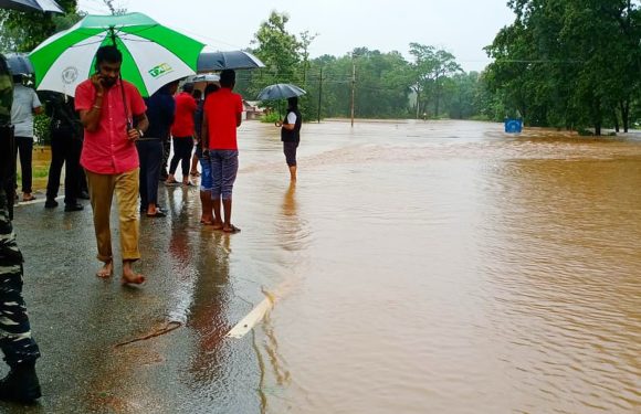 लगातार हो रही बारिश को देखते हुए मुख्यमंत्री ने सभी जिला कलेक्टरों और पुलिस अधीक्षकों को सतर्क रहने व आवश्यक व्यवस्थाएं सुनिश्चत करने के दिए निर्देश, भारी बारिश से दक्षिण बस्तर के कई इलाकों में बाढ़ की स्थिति