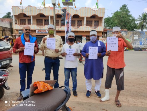 पत्रकारों ने सिर पर पट्टी बांधकर किया प्रदर्शन, बोले – मैं भी ‘कमल शुक्ला’ मुझे भी गोली मारो