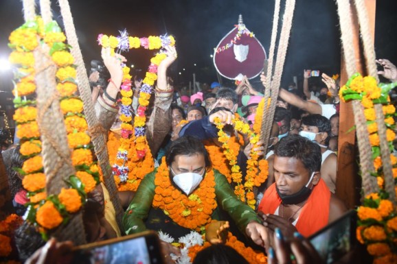 रिमझिम-बारिश के बीच काछन और रैला देवी से मिली दशहरा मनाने की अनुमति