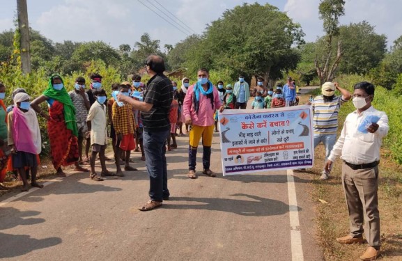 PMGSY विभाग कर रहा कोविड-19 के प्रति ग्रामीणों को जागरूक