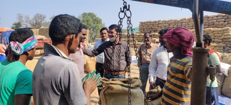 कांग्रेस जिलाध्यक्ष “राठौर” ने लिया कार्यकर्ताओं संग धान ख़रीदी केंद्रों का जायज़ा