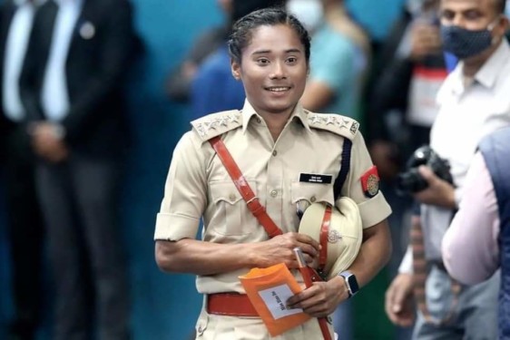 एशियाई खेलों की रजत पदक विजेता धाविका ‘हिमा दास’ असम में बनाई गयीं डीएसपी, कहा – असम पुलिस के लिए काम करते हुए जारी रहेगा एथलेटिक्स करियर