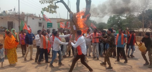 भाजयुमो ने फूँका मुख्यमंत्री व सांसद का पुतला, मेडिकल कालेज नाम परिवर्तन मामले में समूचे बस्तर संभाग में कार्यकर्ताओं ने किया विरोध प्रदर्शन