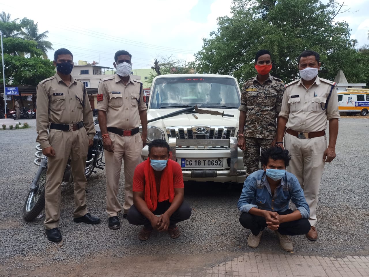 कोरोना प्रोटोकॉल के साथ ही अपराधों पर है पुलिस की पैनी नजर, स्कार्पियों वाहन में हथियार रखकर घुमते दो युवकों को कोतवाली पुलिस जगदलपुर ने किया गिरफ्तार