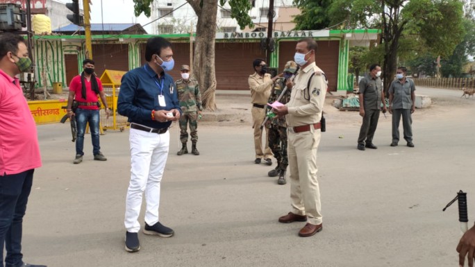 संसदीय सचिव जैन ने लॉकडाउन में ड्यूटी कर रहे जवानों को किया सलाम, हर चेकपोस्ट जाकर दिया सेनेटाईजर, मास्क और शीतल पेय