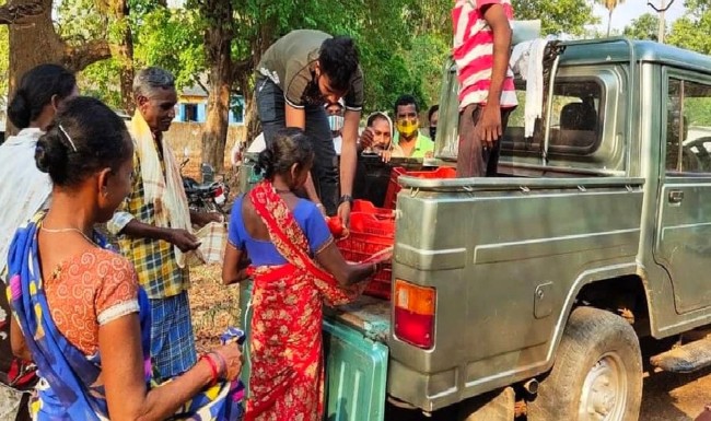 टीके के बदले टमाटर: वैक्सीनेशन को बढ़ावा देने का सराहनीय प्रयास, ‘टीका लगवाओ बदले में 02 किलो टमाटर ले जाओ’