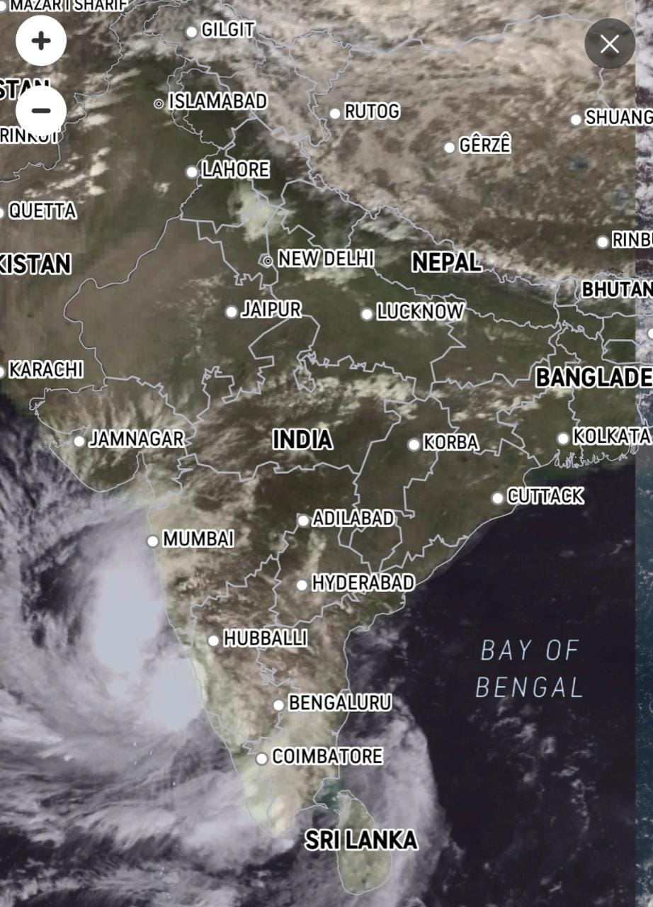 कर्नाटक के तट से टकराया भीषण चक्रवाती तूफान ‘तौकते’, एनडीआरएफ की टीमें तैनात, तीन तटीय जिलों में चौबीसों घंटे 1000 लोग करेंगे काम, गुजरात में रद्द रहेंगी कई ट्रेनें