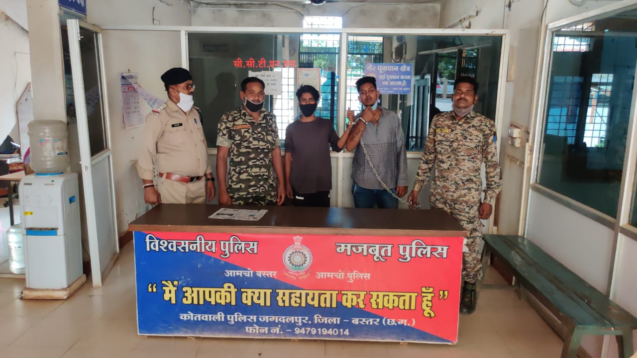 जिनकी सुरक्षा में थे तैनात उन्होंने ही किया पुलिस का अपमान, चेकपोस्ट पर बदसलूकी कर भागे दो युवक गिरफ़्तार