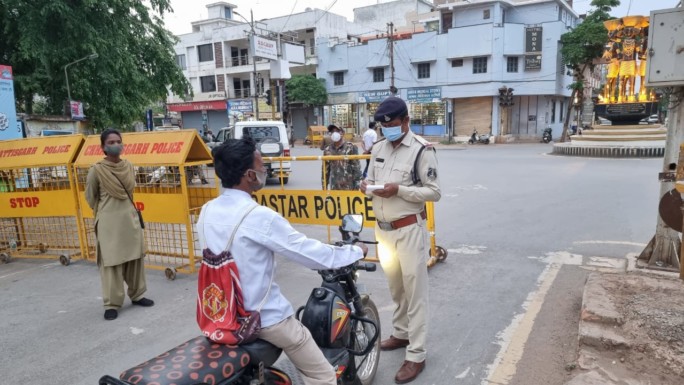 लाॅकडाउन के उल्लंघन पर जगदलपुर पुलिस की बड़ी कार्रवाई, सोशल डिस्टेंसिंग का पालन न करने वाले दुकान संचालक, अनावश्यक घूमने वाले 71 व्यक्ति, 39 वाहन चालकों पर कार्रवाई