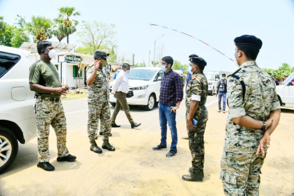 छत्तीसगढ़-महाराष्ट्र-तेलंगाना अन्तर्राज्यीय सीमा का निरीक्षण करने पहुंचे महानिरीक्षक सहित बीजापुर कलेक्टर व एसपी, सीमाओं पर स्वास्थ्य जांच व सख़्ती के दिए निर्देश