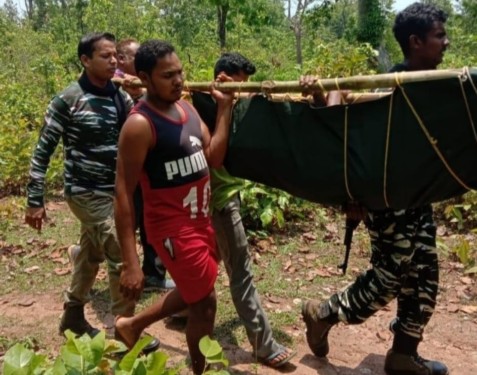 माओवादियों के बनाए स्पाईक होल में गिरने से ग्रामीण हुआ घायल, स्पाईक होल नष्टकर बस्तर पुलिस ने घायल को इलाज के लिये कंधे पर लादकर 05 कि.मी. दूर पहाड़ी रास्ते से कैंप पहुंचाकर पेश की मिसाल