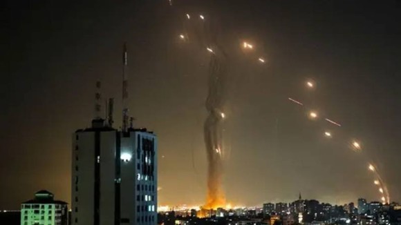 इजराइल पर हमास ने दागे सैकड़ों रॉकेट, भारतीय महिला सहित 28 लोगों की मौत, 152 घायल