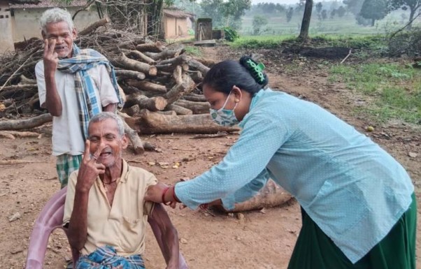 उम्रदराज लोग कोरोना वैक्सीन लगवाकर दे रहे समाज को सकारात्मक संदेश, 102 वर्ष की उम्र में भी कोरोना को हराने का है उत्साह, आसमती ने लगवाया टीके का दूसरा डोज