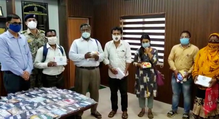 ‘टेक बैक योर प्रॉपर्टी अभियान’ चलाकर बस्तर पुलिस ने मोबाइल के रूप में खोई हुई उम्मीद के बाद लौटाई 207 लोगों के चेहरे पर मुस्कान, सुपुर्द मोबाइलों की कीमत लगभग 25 लाख, देखें वीडियो..