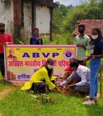 अभाविप ने दरभा में वृक्षारोपण कर मनाया 73 वां स्थापना दिवस, पर्यावरण बचाने का लिया संकल्प, कहा : राष्ट्रहित सर्वोपरि, विवेकानंद जी के विचारों से जुड़ें छात्र