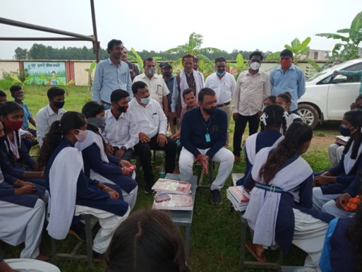 विधायक व संसदीय सचिव ‘रेखचंद जैन’ ने पोडागुड़ा व बिलोरी हाईस्कूल में किया सायकिल एवं पाठ्य-पुस्तकों का वितरण, छात्र-छात्राओं को दिये कैरियर गाइडेंस के टिप्स, वहीं निर्माणाधीन हाई स्कूल भवन का निरीक्षण कर शाला परिसर में किया वृक्षारोपण