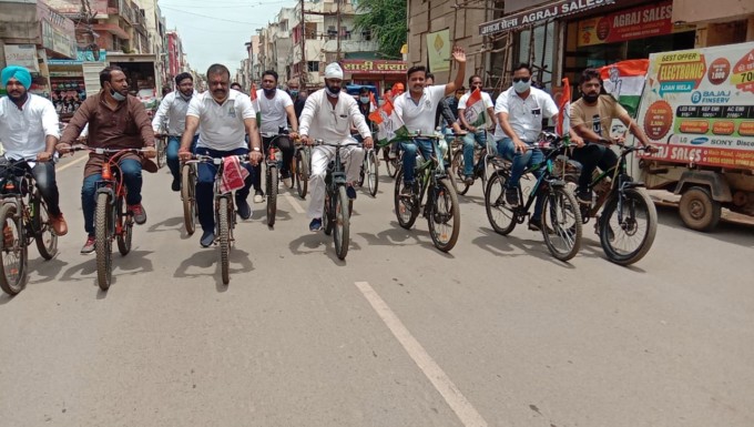 बढ़ती महंगाई के विरोध में कांग्रेसियों ने निकाली साइकिल रैली, दिग्गज कांग्रेसी नेताओं ने केंद्र सरकार पर साधा जमकर निशाना