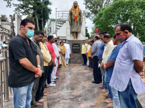 बस्तर टाइगर शहीद ‘महेन्द्र कर्मा’ की जयंती पर कांग्रेसियों ने दी भावभीनी श्रद्धांजलि, ‘राजीव भवन’ सहित झंकार चौक स्थित आदमकद मूर्ति पर माल्यार्पण कर किया याद