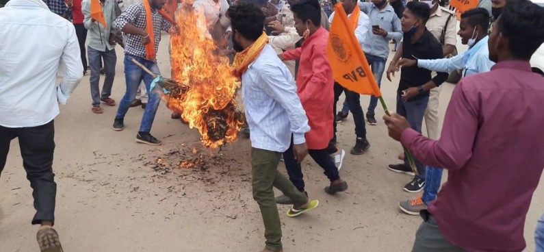 ABVP ने फूंका विधायक रामानुजगंज विधायक ‘बृहस्पति सिंह’ का पुतला, जनजाति समाज के अपमान का लगाया आरोप, विधायक पद से इस्तीफे की मांग