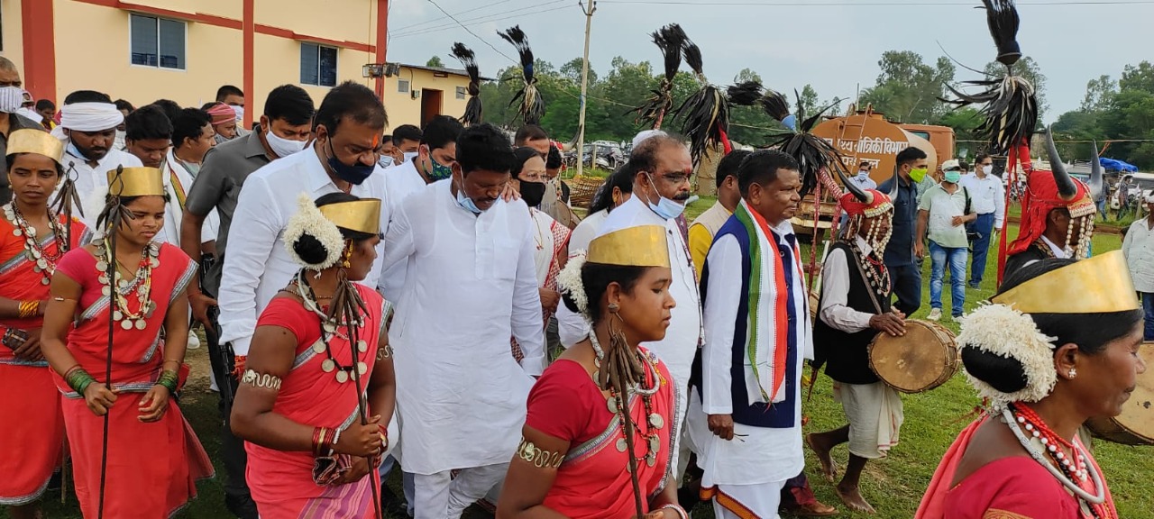 ‘विश्व आदिवासी दिवस’ पर मिली कोया कुटमा भवन की सौगात, प्रभारी मंत्री ‘कवासी लखमा’ के हाथों हितग्राहियों को मिला वन अधिकार पत्र