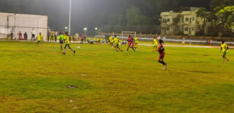 पहली बार जगदलपुर शहर में ऐतिहासिक ‘सिटी-ग्राउंड’ उन्नयन के बाद फ्लड लाईट की दूधिया रोशनी में महिला फुटबॉल मैच संपन्न